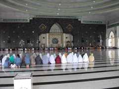 モスク内の様子。上座となる前方に男性、後方に女性が座ってお祈りしています。