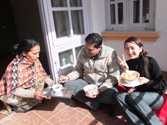 ランチ風景。ディディ(左)とネパール人スタッフ(中央)と私(右)
