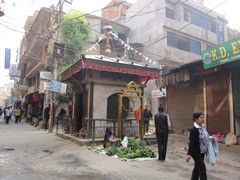 タメルの一角にはヒンドゥー寺院もあり通勤途中の地元の人々がお祈りをささげる姿も