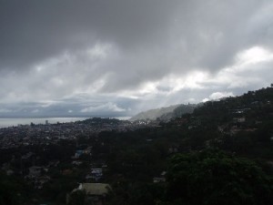 写真②：厚い雲に覆われた雨のフリータウン