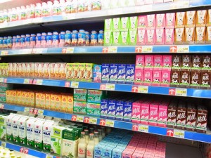 ①インドネシア都市部のスーパーマーケットでは色々な種類の牛乳が販売されています。プレーン牛乳よりイチゴ味などのフレーバー牛乳が好まれているようです。