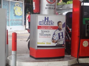 ガソリンスタンドでもワールドカップキャンペーンが。「H」はHonduras ホンジュラスの頭文字。親しみを込めてホンジュラス代表のことを「La　H」（ラ・アチェ）」と呼び、看板には「La　Hはヒーローだ」と書いてあります 