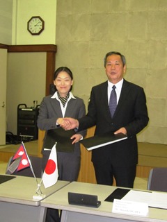 署名式にて、小川正史特命全権大使（右）と松本千穂現地事業統括（左）