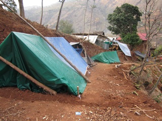 丘陵地がほとんどを占めるカブレ郡南部で人々はわずかな平坦地にテントを張ってしのいでいる