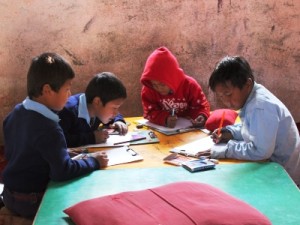 真剣なまなざしで学ぶ子供たち。大地震後の学校再開は子どもたちの心の安定につながった。