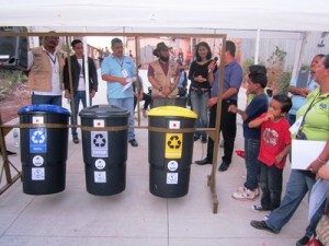 地元の小学校に贈呈されたリサイクルごみ箱