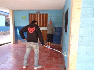 会場となる学校の塗装を手伝う地域の青少年