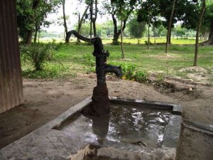 バングラデシュで一般的な手押しポンプ井戸