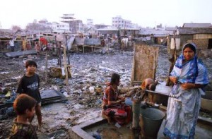 バングラデシュの首都ダッカ市内にあるスラムの水くみ場