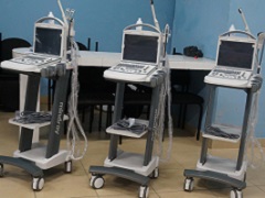 贈呈された3台の超音波診断装置と可動台