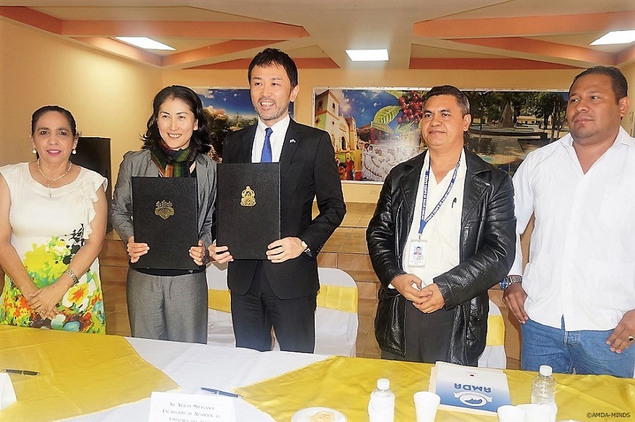 左からエル・パライソ市長、AMDA-MINDS山田、宮川臨時代理大使、アラウカ市長、エル・パライソ保健所長 