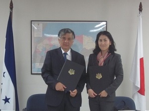 picture1 H.E. Mr. Kenji OKADA (Ambassador of Japan to Honduras) and Ms. Rumiko YAMADA (Country Director of AMDA-MINDS Honduras) exchange the project contract under the Grant Assistance for Japanese NGO Scheme.