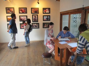 picture3 A large number of Japanese citizens enjoyed AMDA-MINDS photo exhibition the Smile Relay, which presented Smiles of project beneficiaries.
