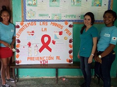 HIV/AIDS予防啓発掲示板を作成した保健所長（右から2番目）とピアリーダーたち