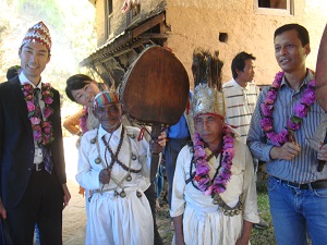 式典では、村の伝統祈祷師（中央2名）が水の安定供給を願って悪霊を追い払ってくれました