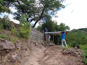 屋根を新しく張り替える作業。山間地域では建設資材の運搬も一苦労
