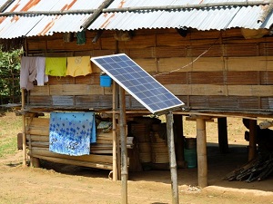村でよくみかける小型のソーラーパネル