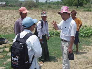 出張先の村でインタビューする白幡（右）