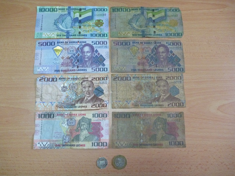 写真1：シエラレオネ・レオンの紙幣全4種とコイン（全4種類のうち2種）