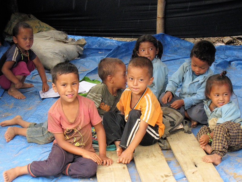 震災後、手付かずのままの幼稚園スペースで遊ぶ子どもたち
