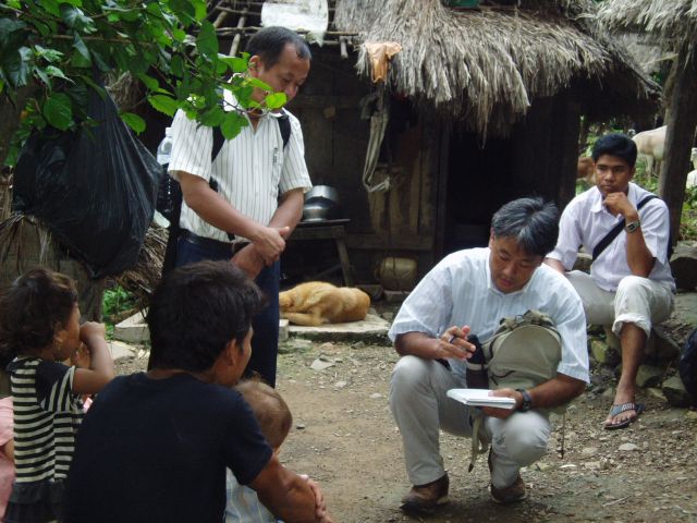 ネパールの農村でインタビューする筆者。一人ひとりと向き合いながら活動できるのはNGOの醍醐味。