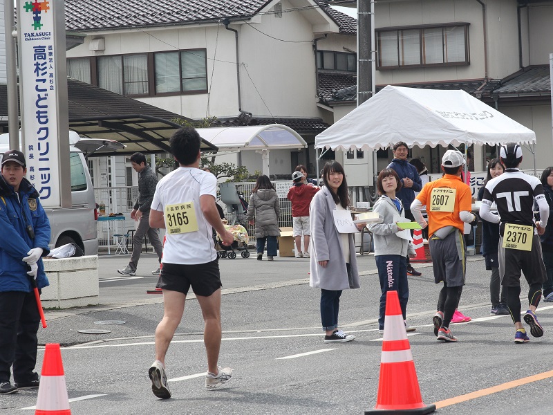 高杉こどもクリニック前のテントでランナーを応援するエイド(応援者)の方々(2017年大会の様子)